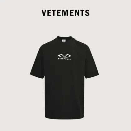 vetements 维特萌 徽标小logo标语印花短袖T恤 面料26s精棉双股300克,罗纹拉架十字螺纹,采用细支数纱线织造,使得面料质地轻薄,透气性好,穿着舒适,经过精梳处理,成品衣服超柔软,单单从工序来说就是款耗时耗力的款式,双层走线针车牢固紧实,轮廓光滑无杂边,男女同款